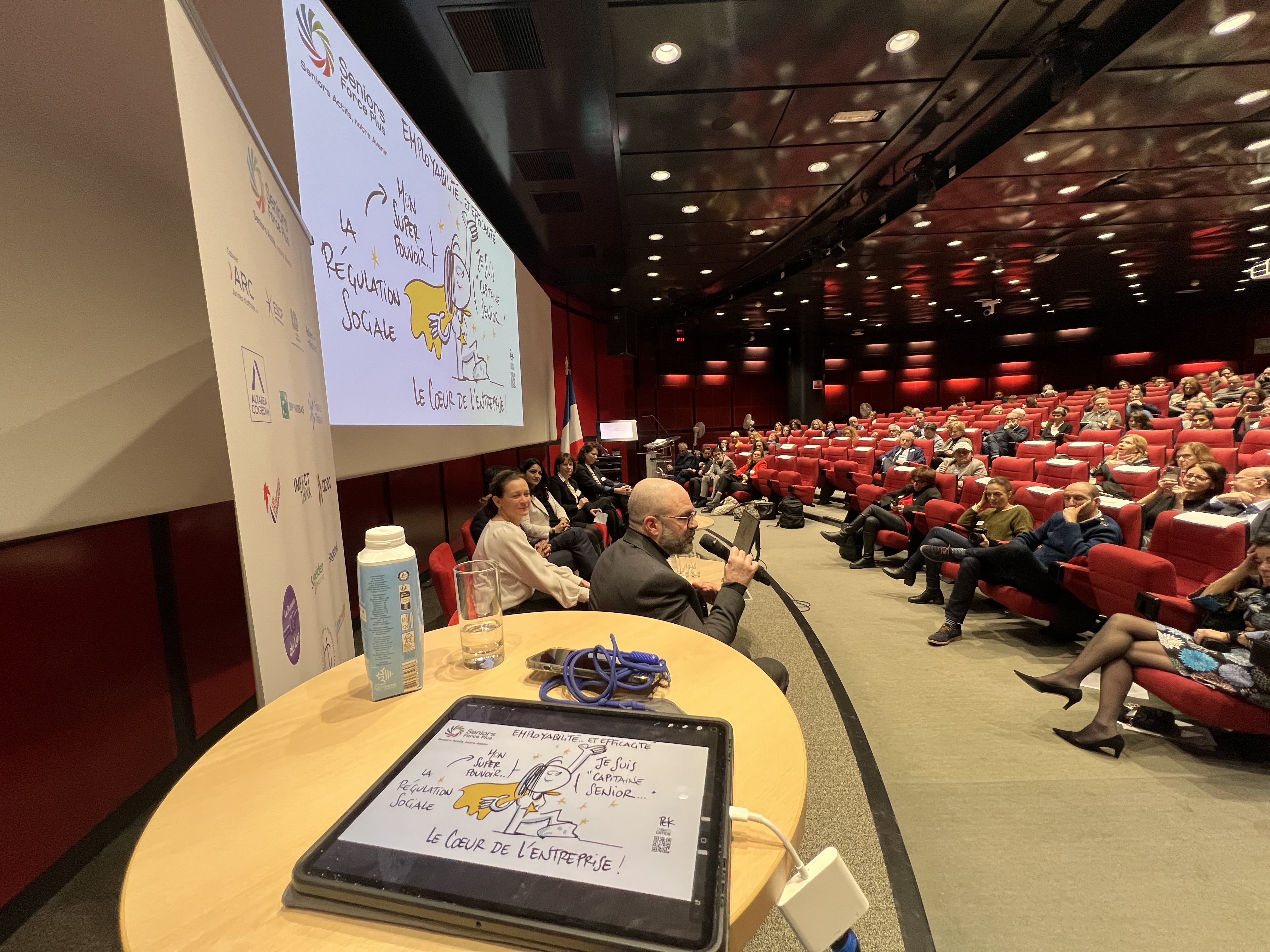 Facilitation graphique en direct dans un amphithéâtre