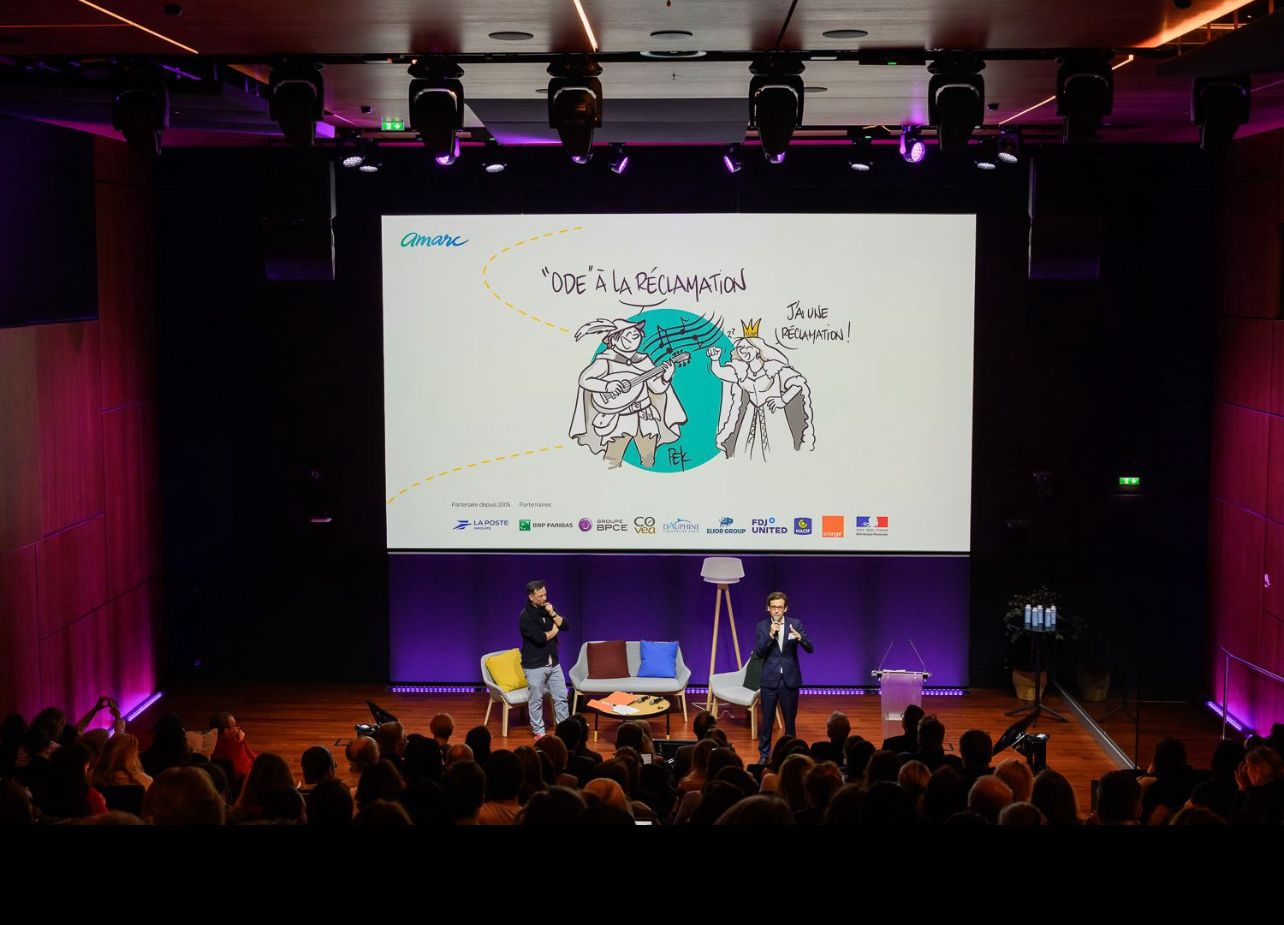 Philippe-Elie Kassabi en train de dessiner une fresque